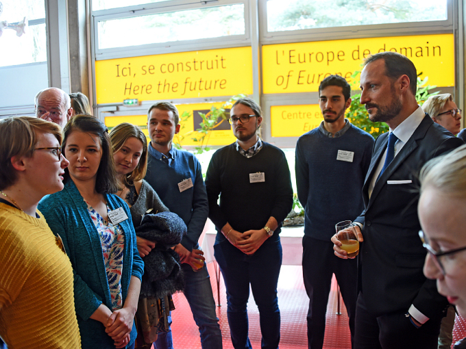 Kronprins Haakon møtte engasjert ungdom ved ungdomssenteret i Strasbourg. Foto: Sven Gj. Gjeruldsen, Det kongelige hoff